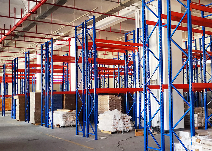 東莞橫梁式貨架生產廠家如何選擇(橫梁式貨架定制靠譜嗎)